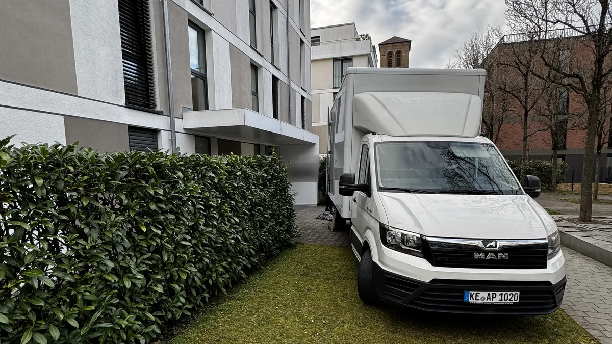 Umzugs-LKW von AP-Umzugsservice steht ohne Halteverbot direkt vor dem Hauseingang