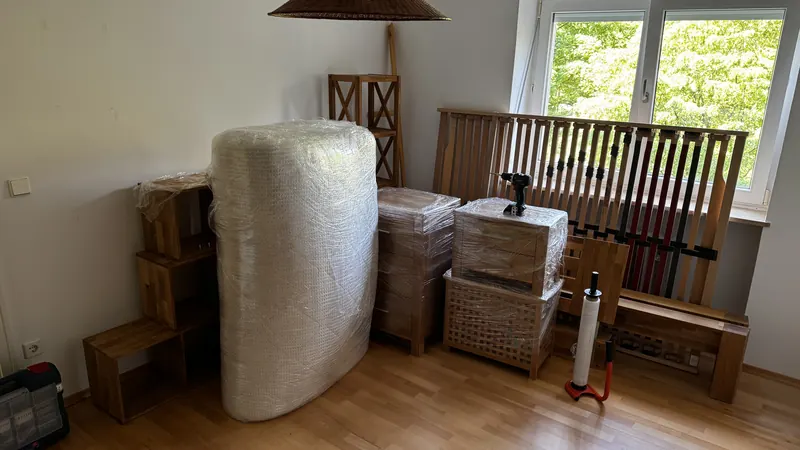 Von AP-Umzugsservice in Folie und Polster verpackte Möbel in einer Wohnung