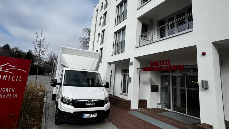 Umzugs-LKW von AP-Umzugsservice vor einem Seniorenheim