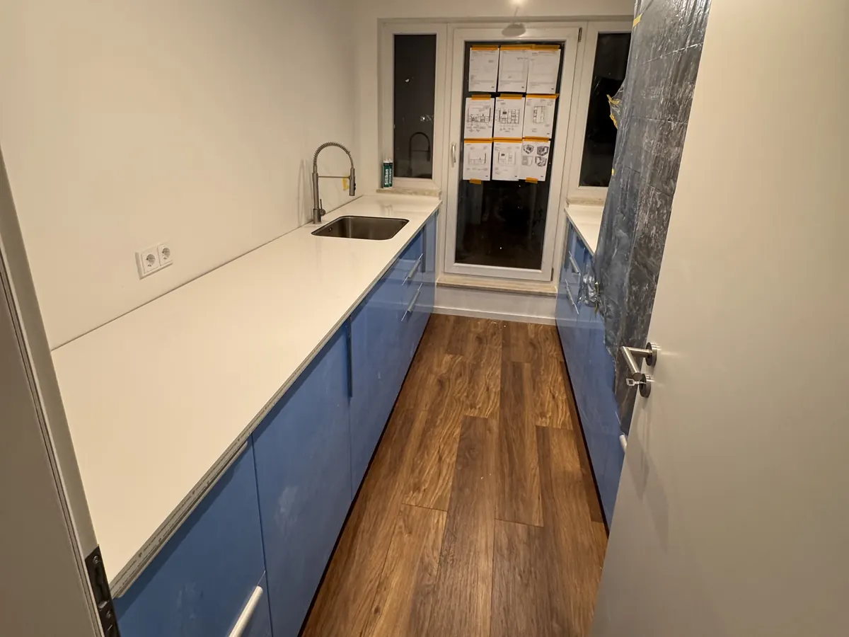 IKEA-Küche mit blauen Fronten, fertig montiert