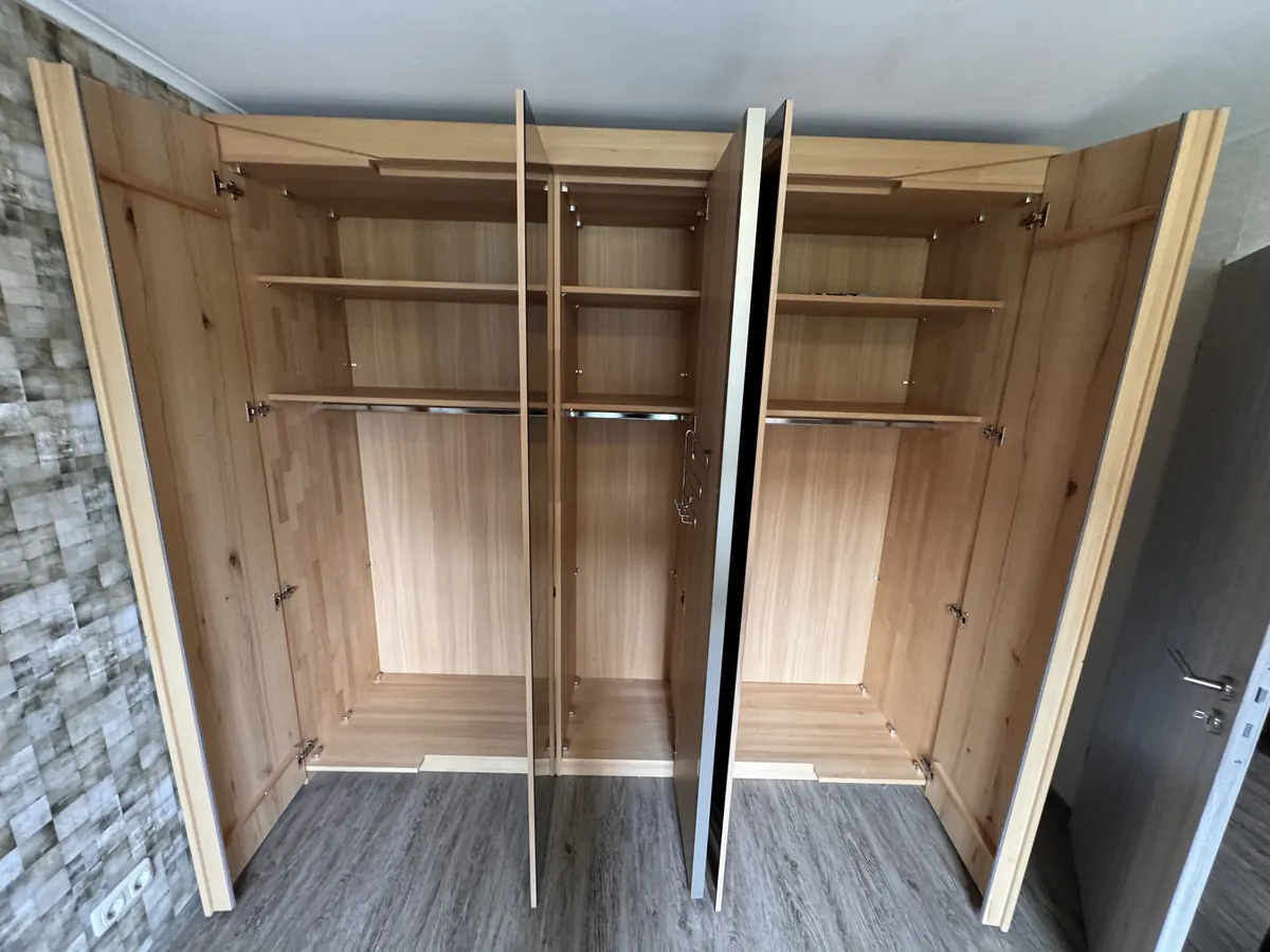 Fertig montierter Kleiderschrank mit Einlegeböden