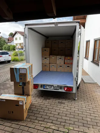 Anhaenger beladen umzugskartons