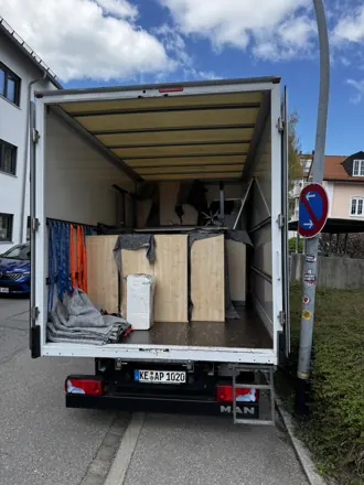 Büroumzug: LKW mit Büromöbeln beladen