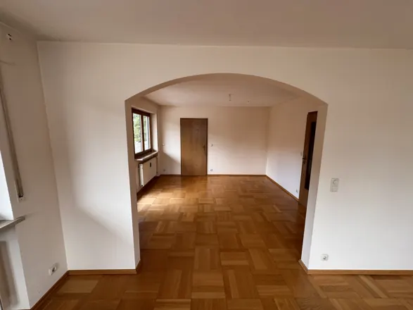 Leere, besenreine Räume nach der Haushaltsauflösung