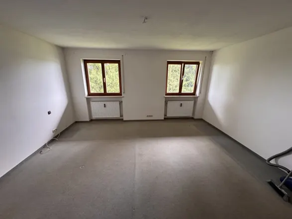 Haushaltsauflösung im Allgäu: leeres Zimmer nach der Räumung