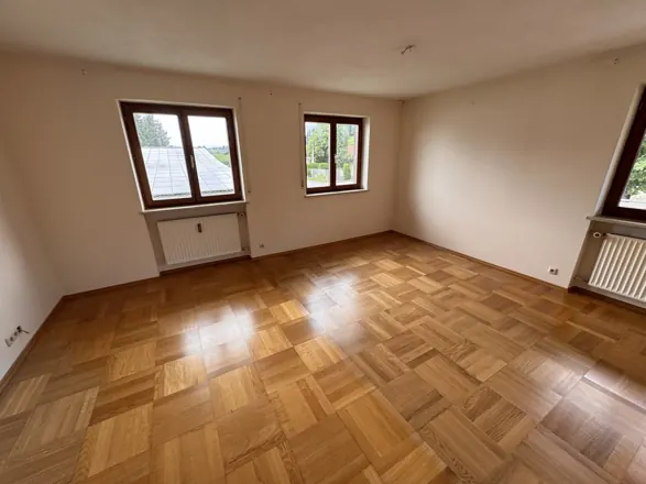 Haushaltsauflösung im Allgäu: leeres Zimmer mit Parkett, besenrein