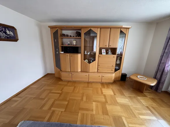 Zimmer mit Schrankwand vor der Räumung