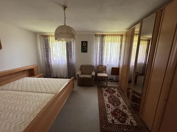 Haushaltsauflösung im Allgäu: Zimmer mit Betten und Schrank vor der Räumung