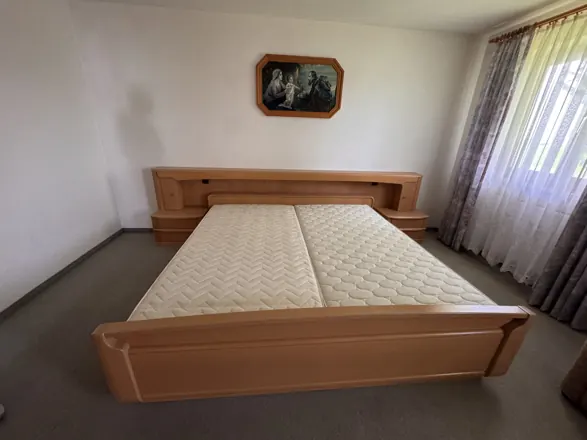 Haushaltsauflösung im Allgäu: Schlafzimmer mit Doppelbett vor der Räumung