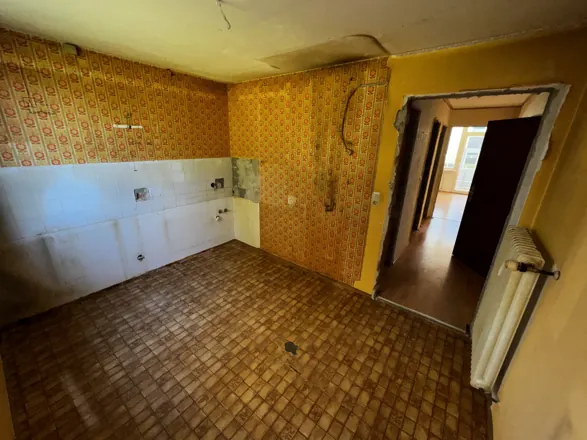 Geräumte Küche nach dem Abbau der Einbauten