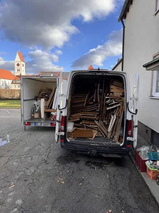 Entrümpelung: voll beladener Transporter
