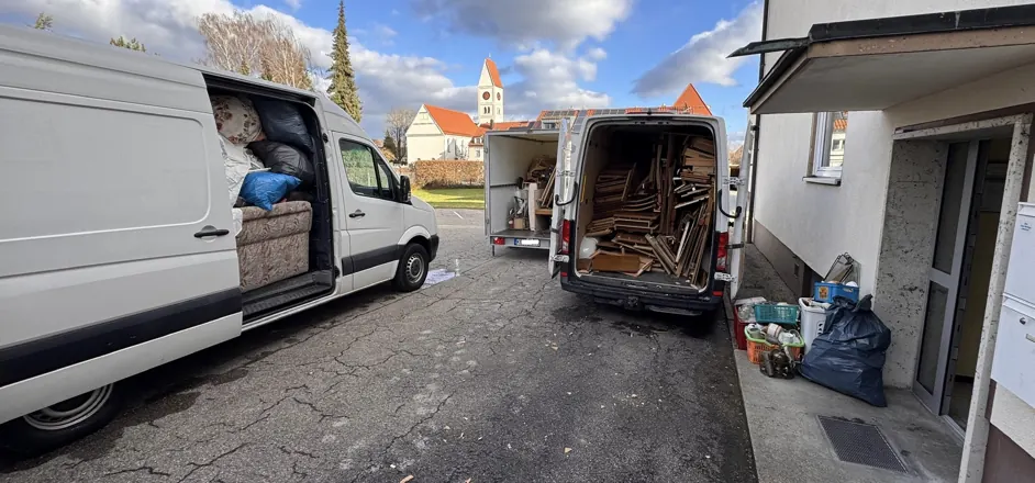 Entrümpelung: beladene Fahrzeuge beim Abtransport