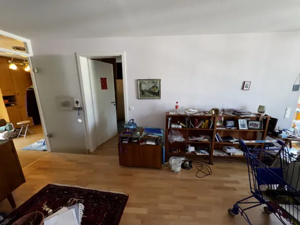 Wohnungsauflösung in Kempten: Wohnzimmer mit Regalen vorher
