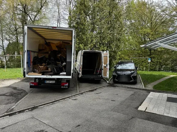 Entrümpelung in Kempten: LKW und Transporter beim Abtransport