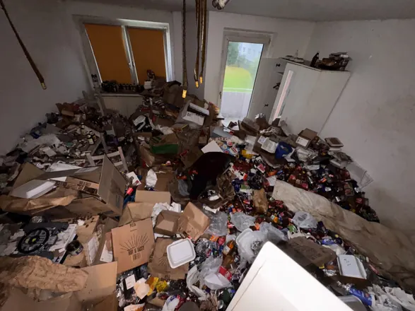 Stark vermüllte Wohnung vor der Entrümpelung