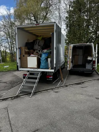 LKW und Transporter bei einer Entrümpelung beladen