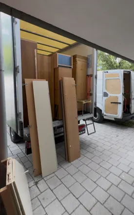 Möbel werden bei einer Entrümpelung verladen