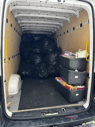 Sortiert verladene Säcke und Kisten im Transporter zur Entsorgung