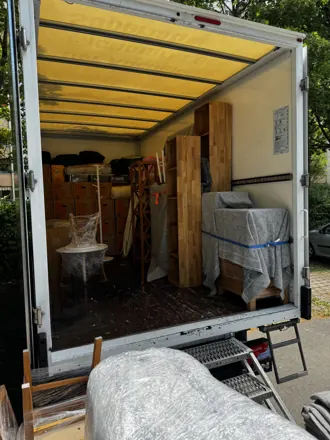 Holzmöbel sicher verladen und mit Gurten gesichert