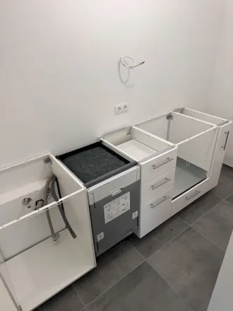 IKEA-Küche in München: Unterschränke stehen