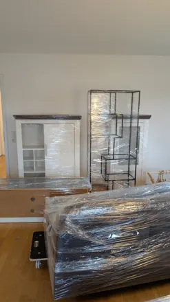 Möbel in Schutzfolie verpackt in einer Wohnung