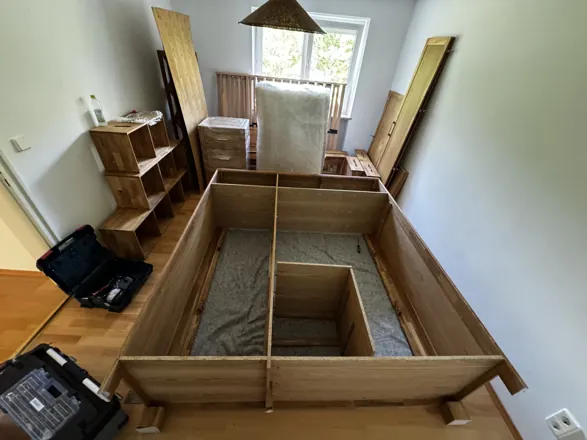 Möbelmontage: Bett wird im neuen Zuhause aufgebaut