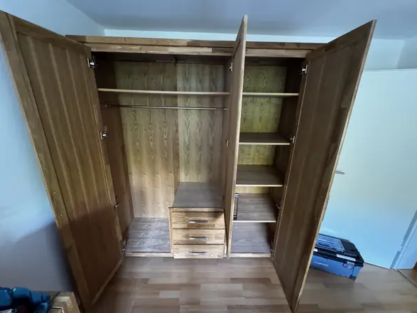 Montierter Kleiderschrank aus Holz
