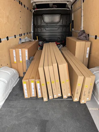 Möbelpakete sicher im Transporter verladen