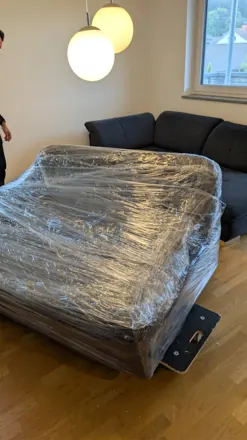 Sofa in Schutzfolie verpackt, bereit für den Umzug