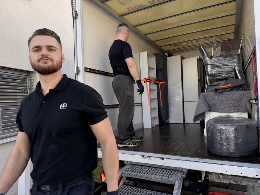 Umzugsteam von AP-Umzugsservice vor dem Umzugs-LKW