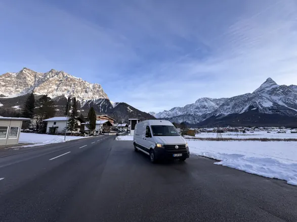 Transporter von AP-Umzugsservice vor Alpenpanorama