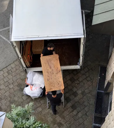 Tisch wird in den LKW verladen, von oben fotografiert