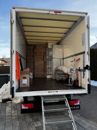 Beladener Umzugs-LKW von AP-Umzugsservice im Winter